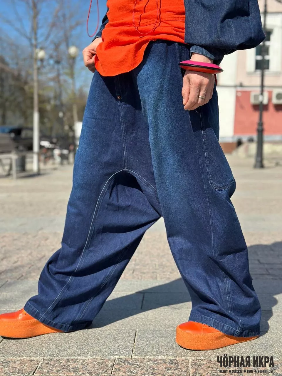 ДЕРЗКИЙ ДЖИНС: КОГДА URBAN CHIC ВСТРЕЧАЕТ СОЛНЕЧНЫЙ ДЕНЬ