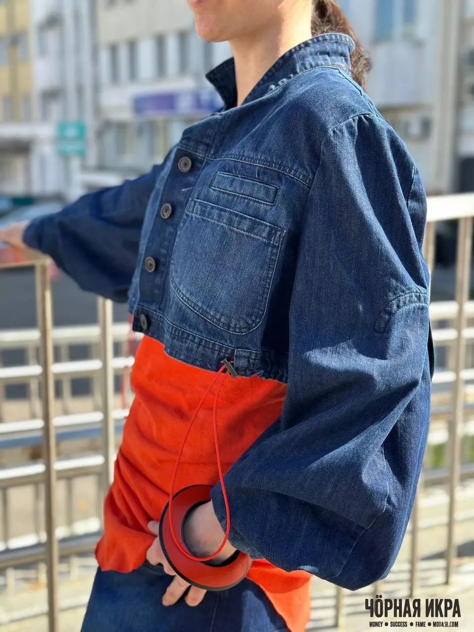 ДЕРЗКИЙ ДЖИНС: КОГДА URBAN CHIC ВСТРЕЧАЕТ СОЛНЕЧНЫЙ ДЕНЬ