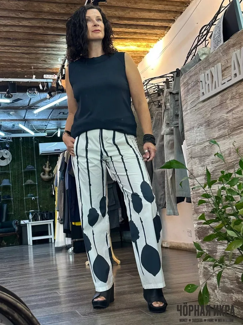 Когда твои брюки — это арт-объект, а ты — живая галерея! 🎨