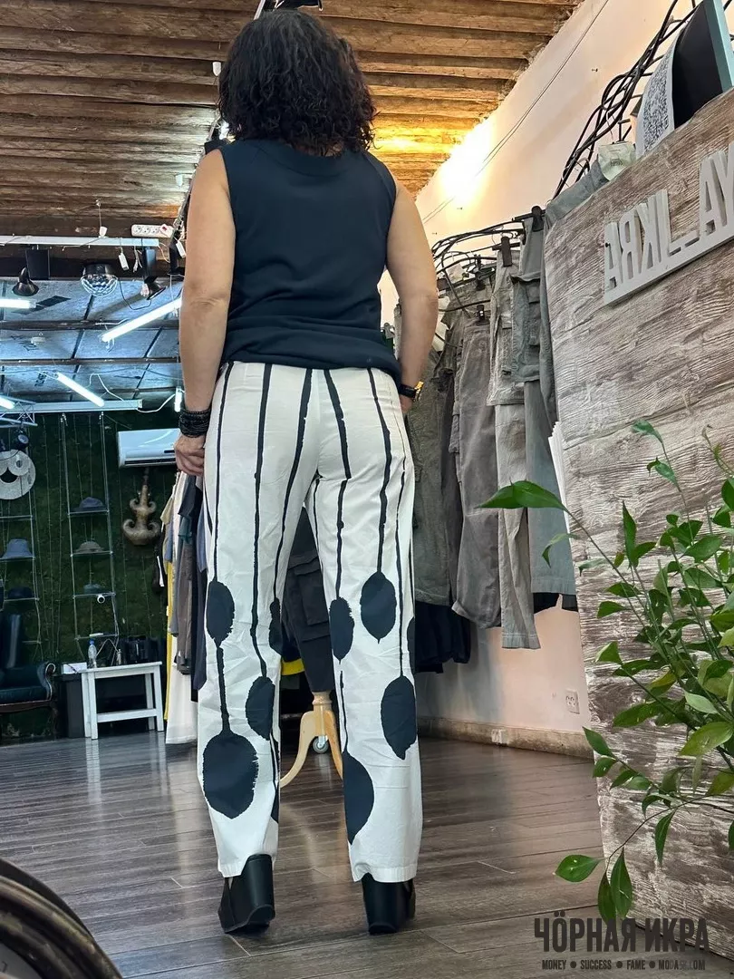 Когда твои брюки — это арт-объект, а ты — живая галерея! 🎨