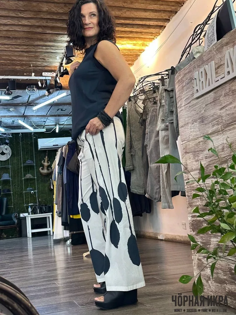 Когда твои брюки — это арт-объект, а ты — живая галерея! 🎨