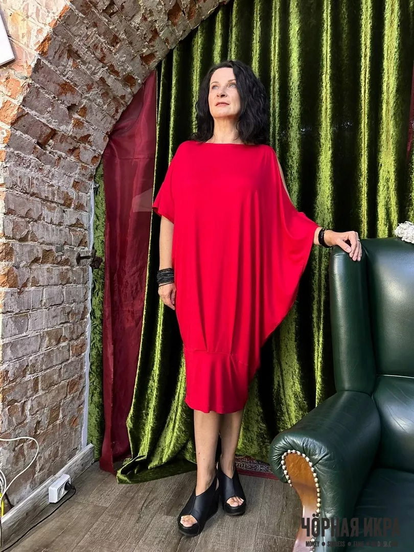 Красное платье: заметна и элегантна