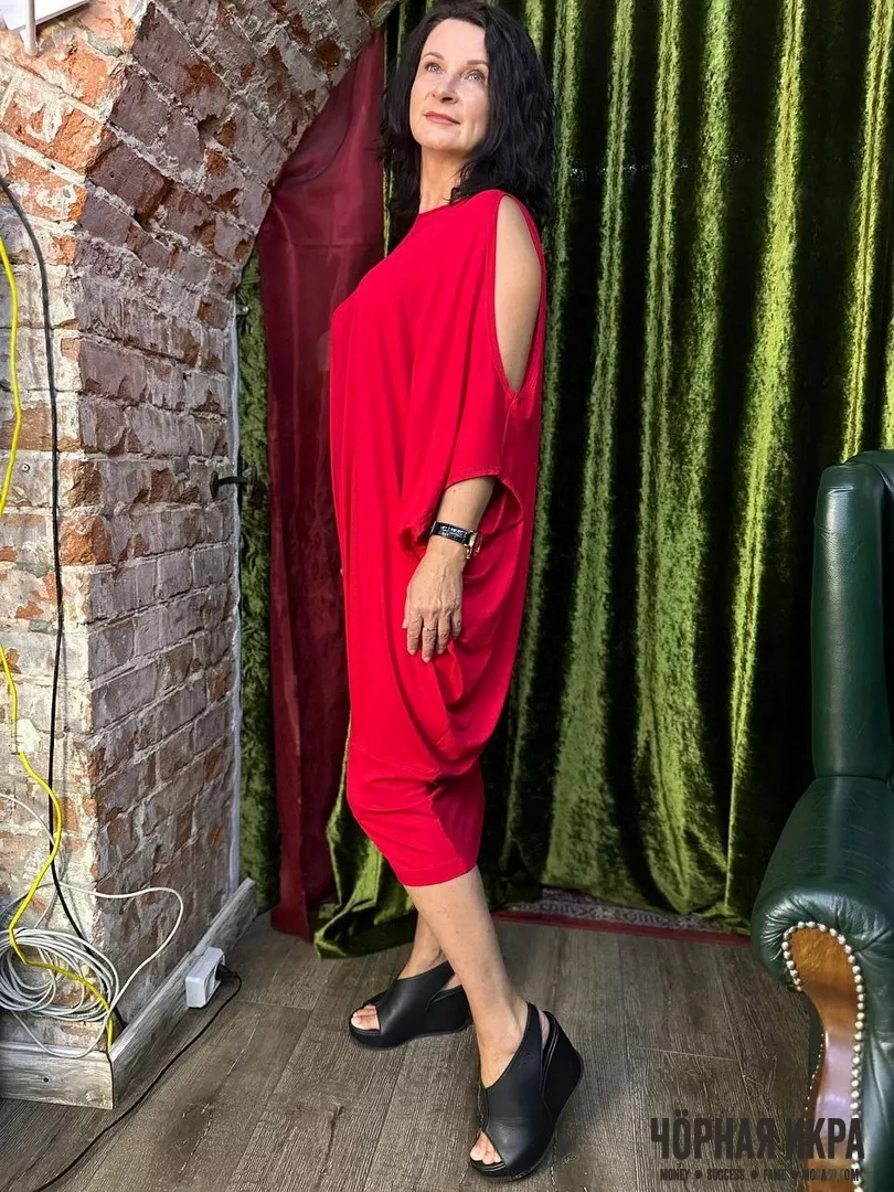 Красное платье: заметна и элегантна