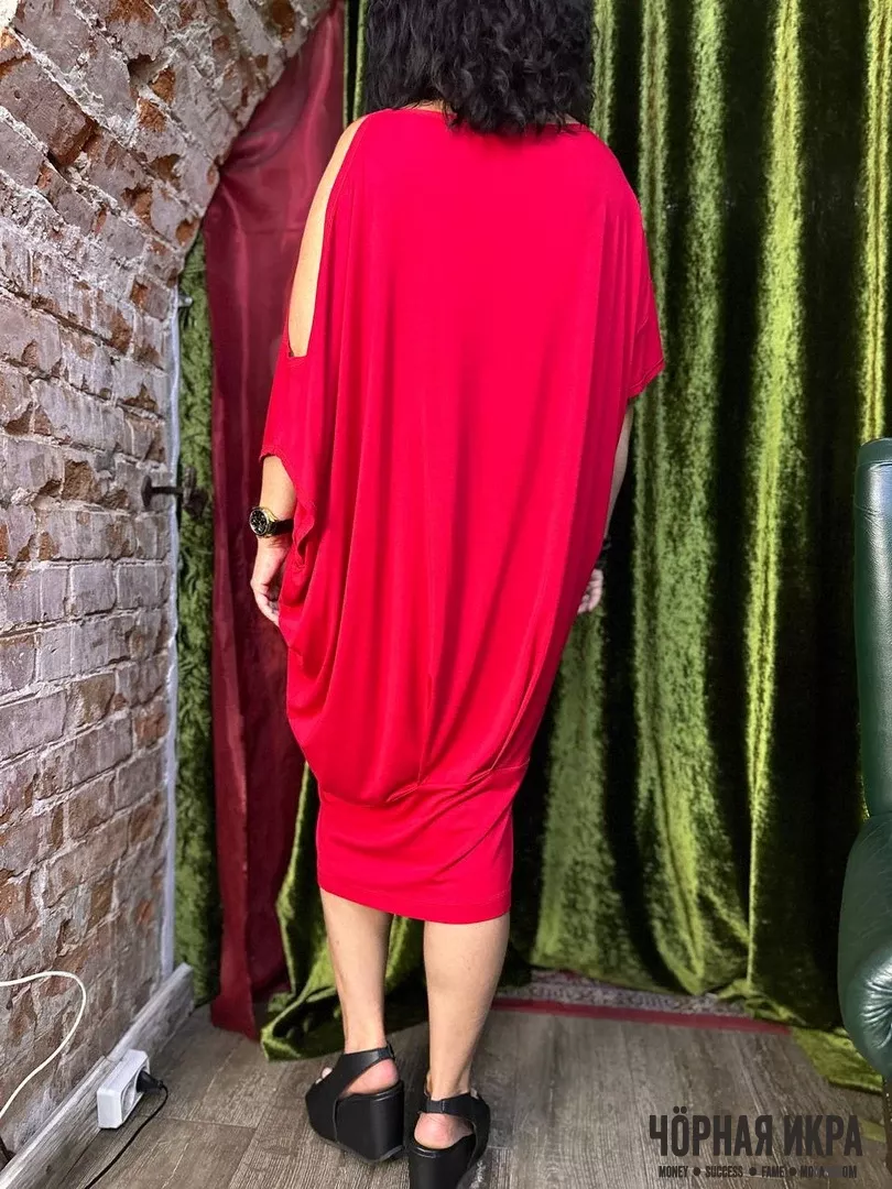 Красное платье: заметна и элегантна