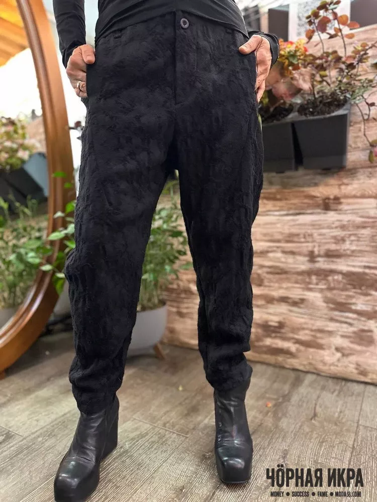 Винный акцент в чёрной симфонии 🍷