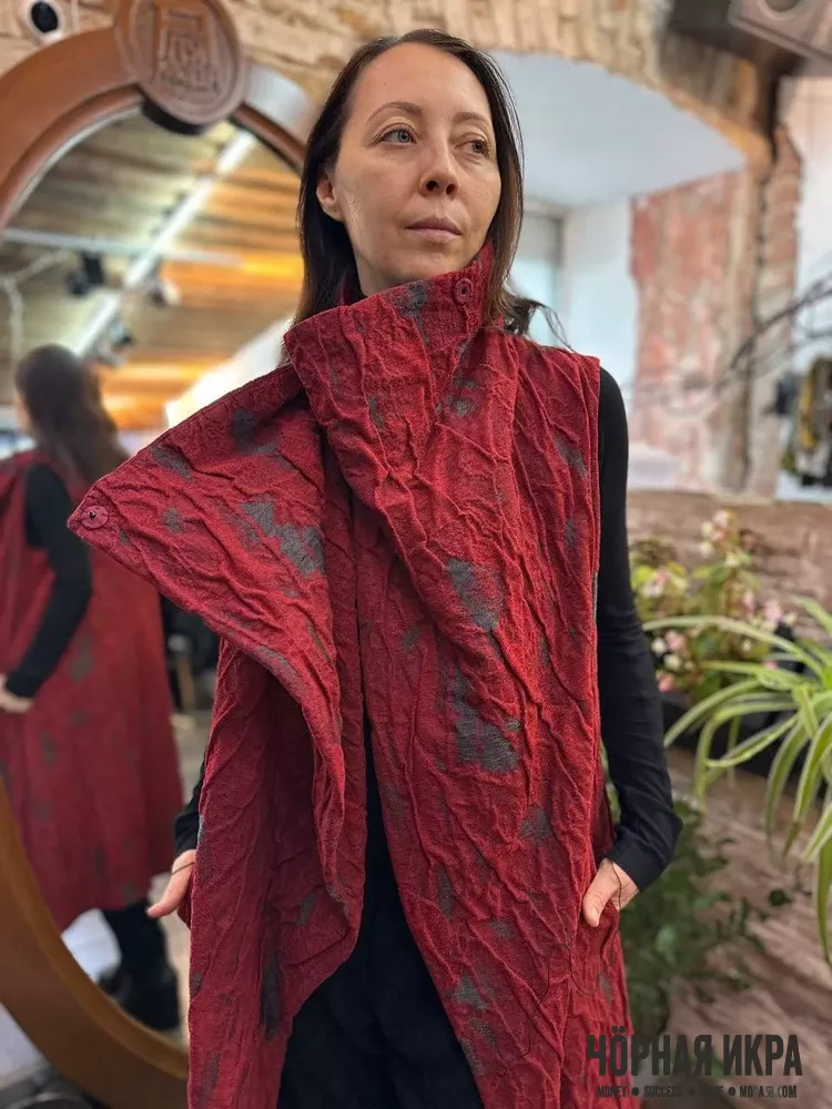 Винный акцент в чёрной симфонии 🍷