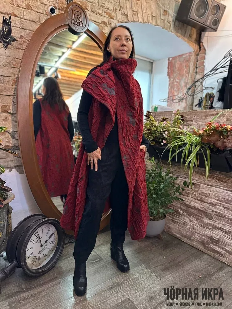 Винный акцент в чёрной симфонии 🍷