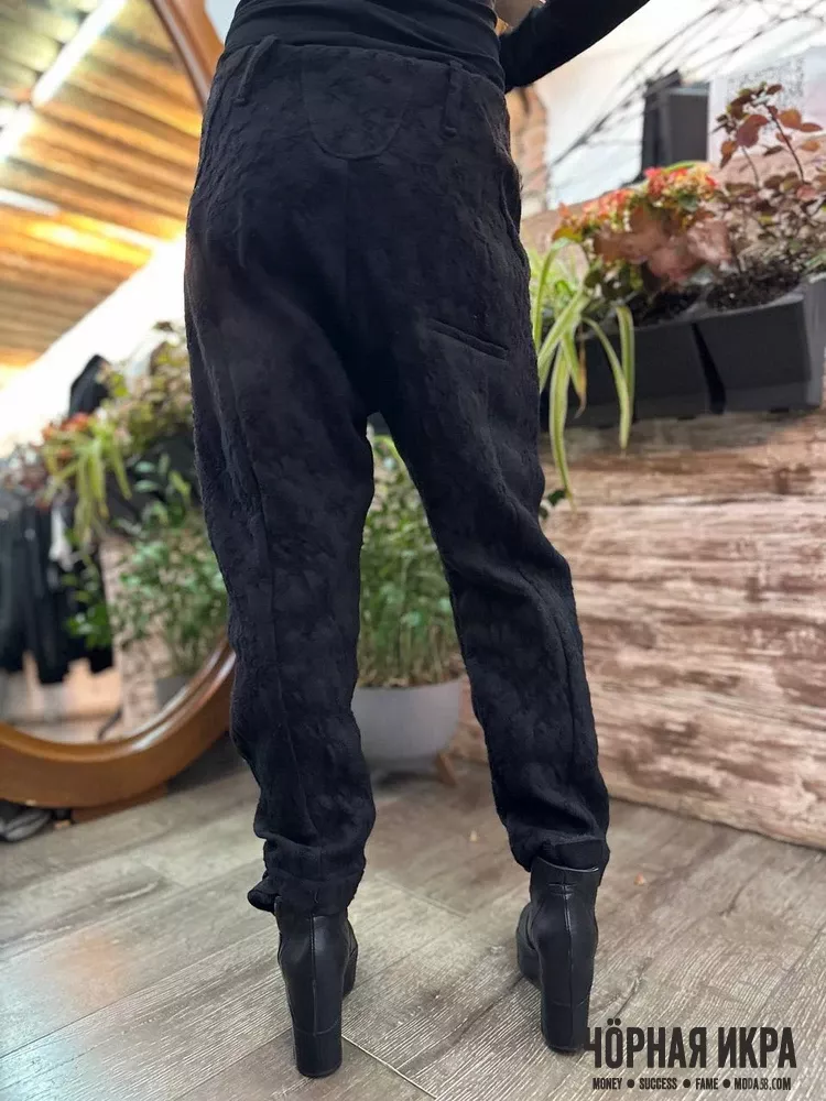 Винный акцент в чёрной симфонии 🍷