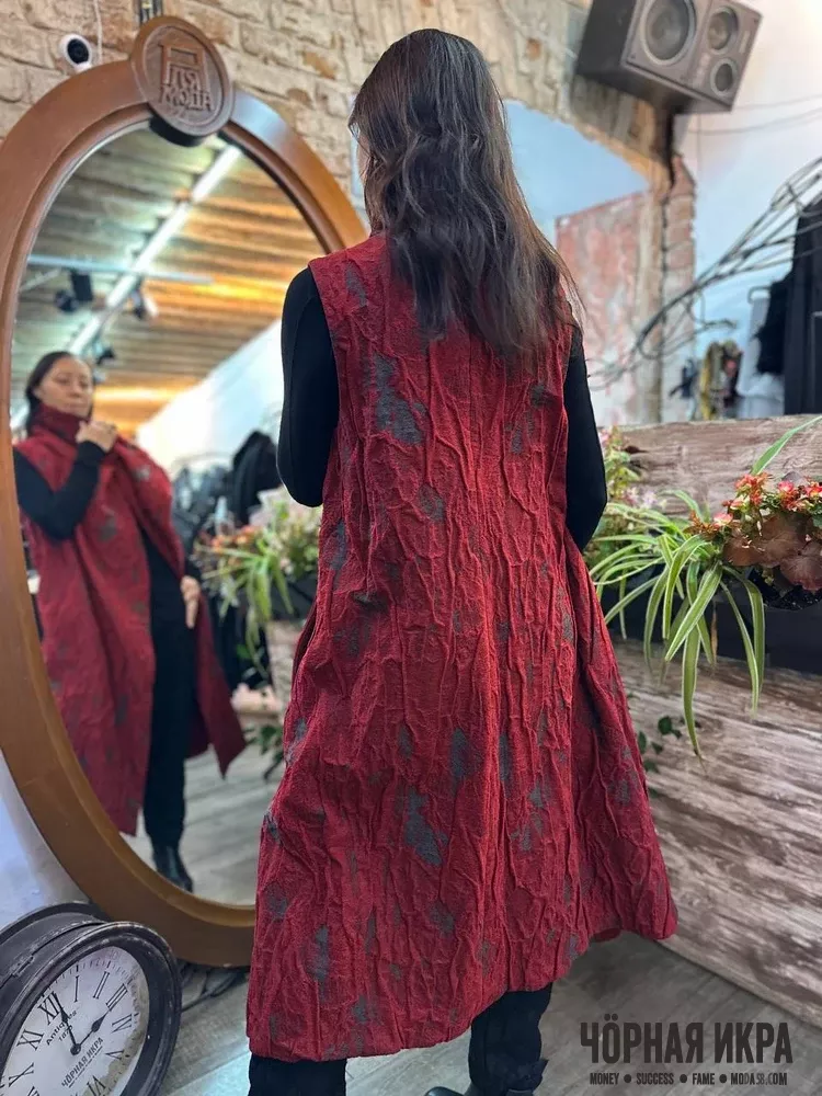 Винный акцент в чёрной симфонии 🍷