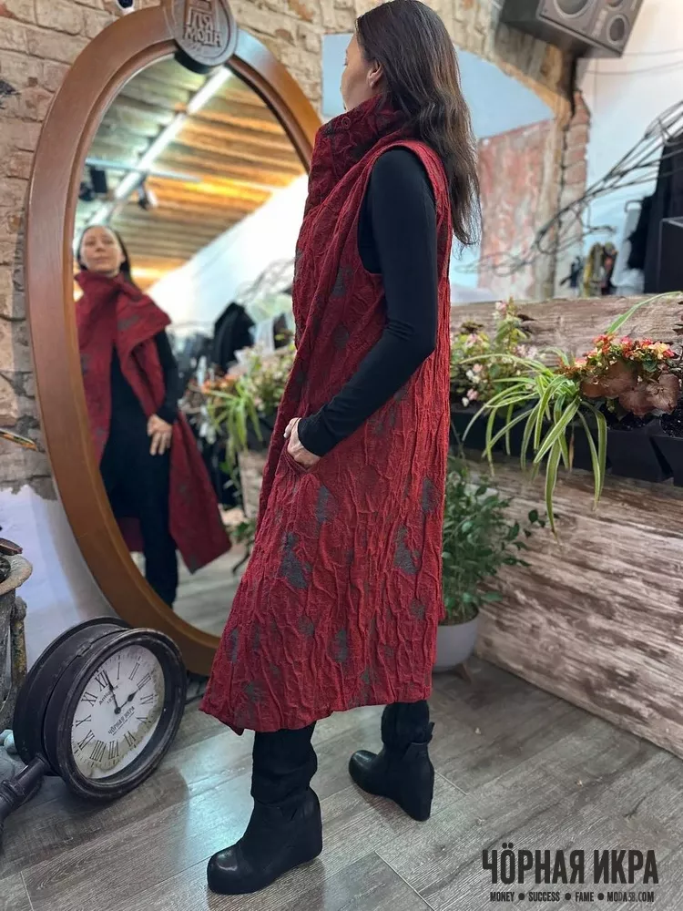 Винный акцент в чёрной симфонии 🍷