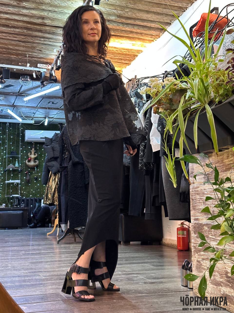 Архитектурный силуэт: платье и сетчатая накидка Xenia Design 🕸️🖤