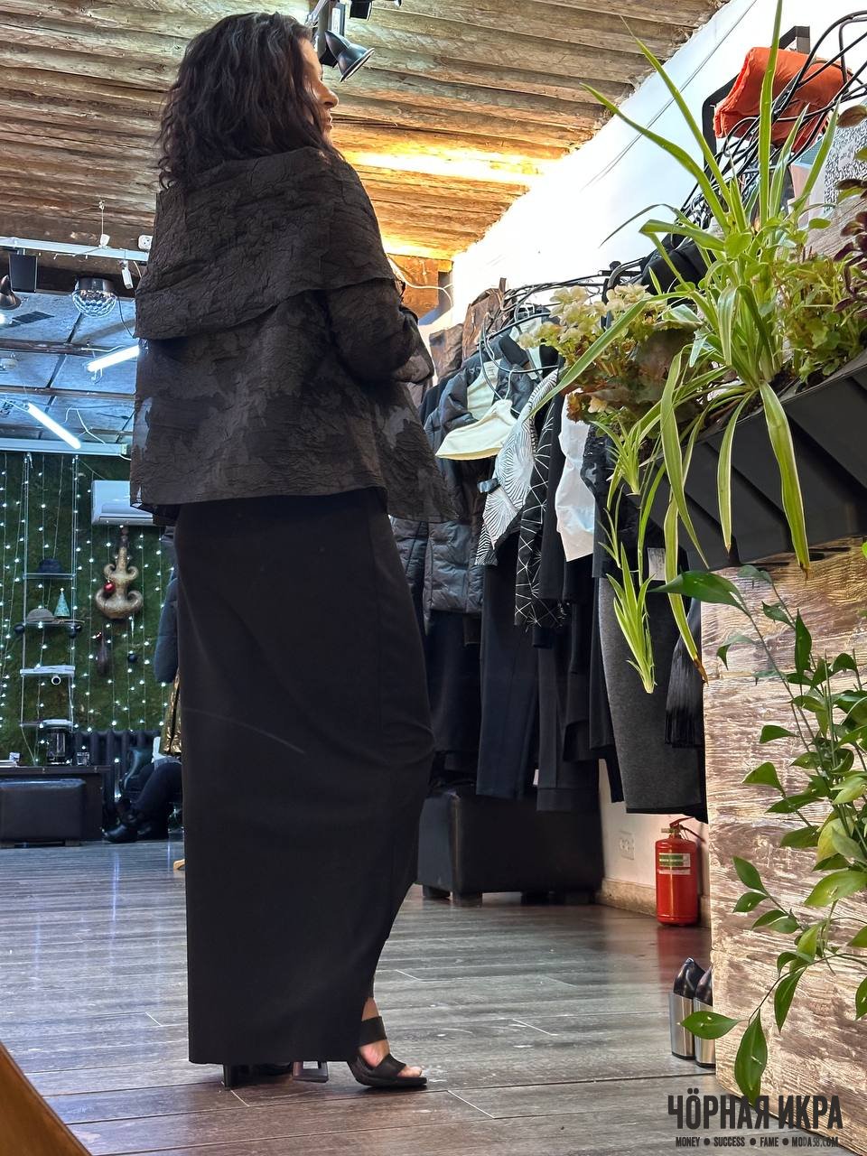 Архитектурный силуэт: платье и сетчатая накидка Xenia Design 🕸️🖤