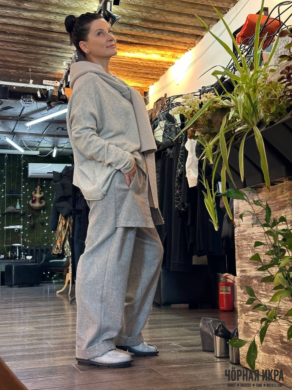 Трикотажный комплект в оттенке светлого серого