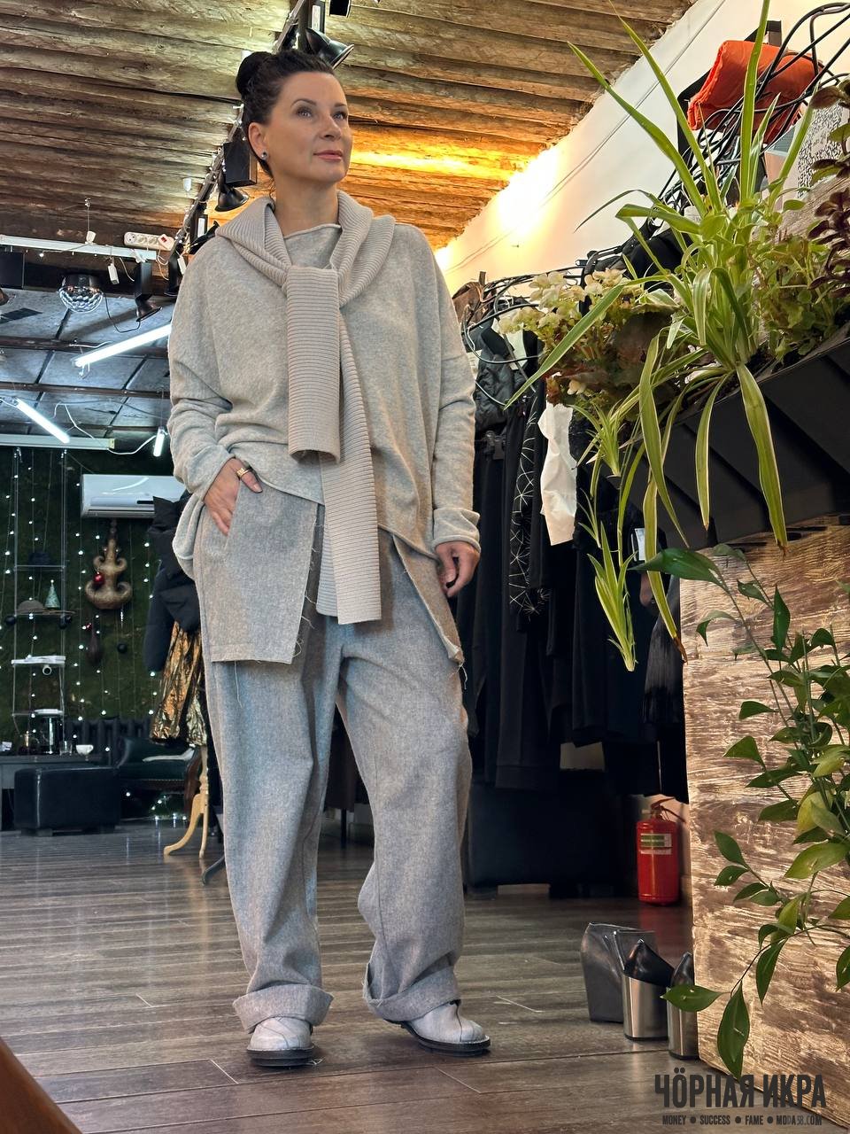 Трикотажный комплект в оттенке светлого серого