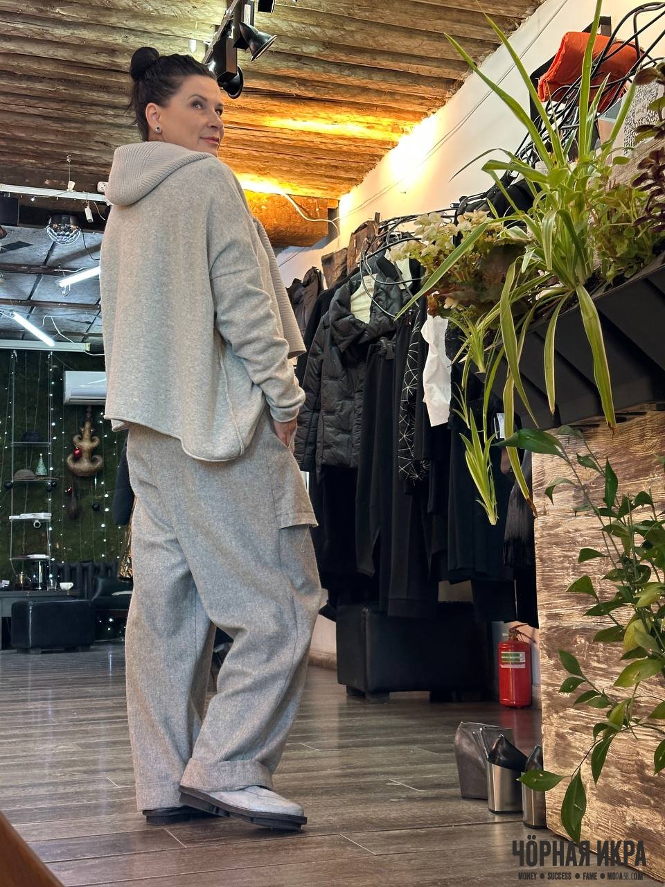 Трикотажный комплект в оттенке светлого серого