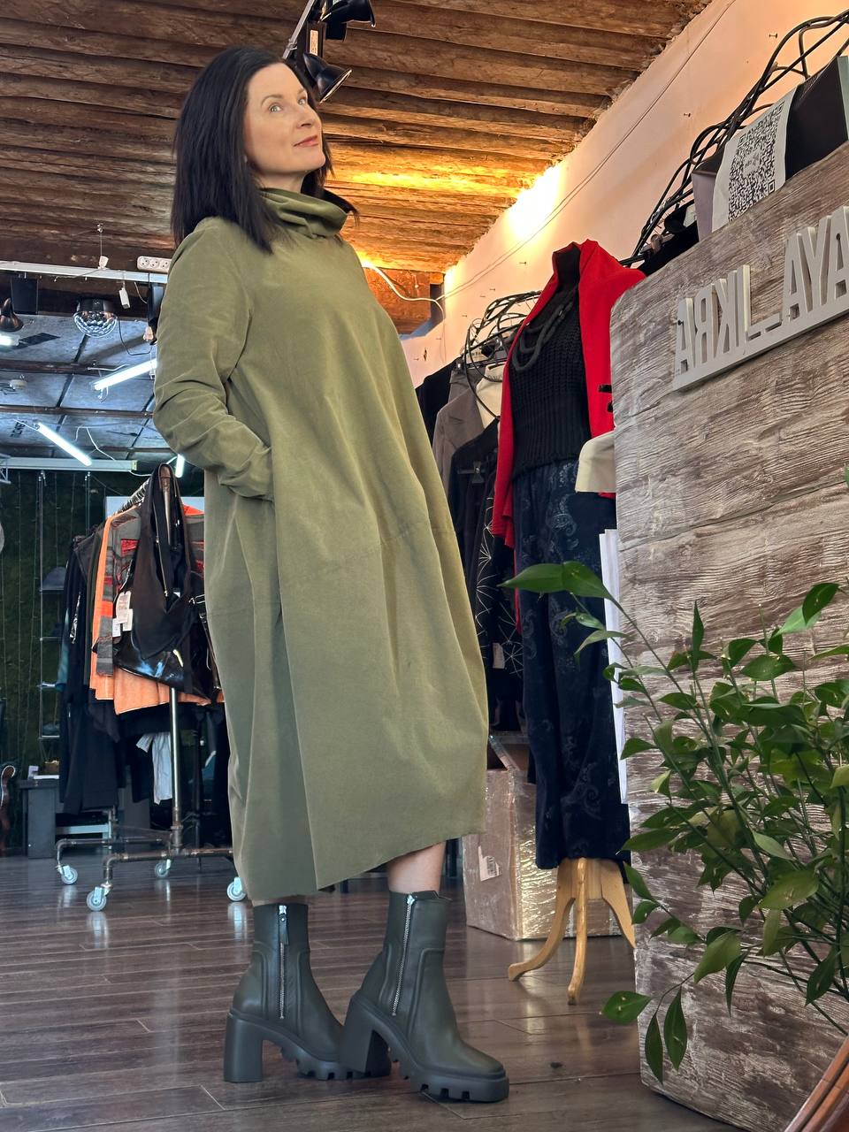 Бархатная мягкость: платье TreBarraBi из микровельвета 🌑✨