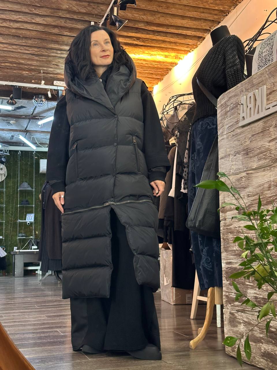 Архитектурный силуэт: платье и сетчатая накидка Xenia Design 🕸️🖤