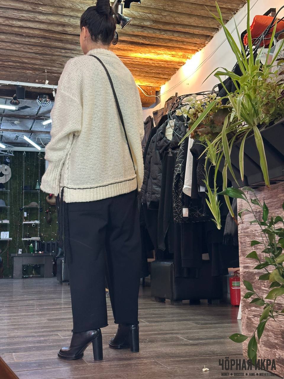 Минимализм с характером — стиль, который не объясняет себя, а сразу даёт понять: вы знаете, что делаете.