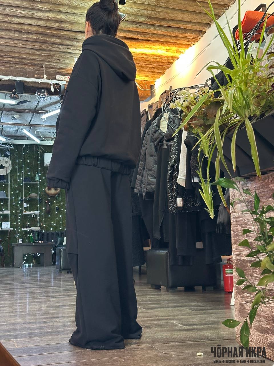 Когда оверсайз — это не размер, а целая философия свободы 🖤